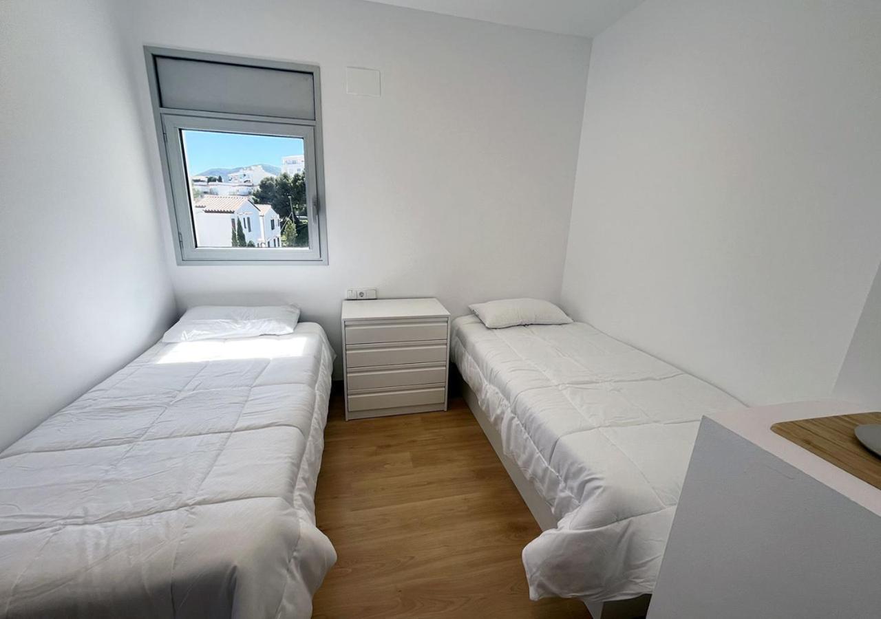 2-bedroom Brand New Steps From The Llança